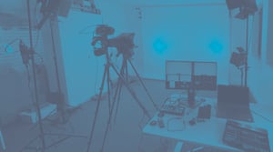 Photo d'un studio vidéo avec un filtre bleu