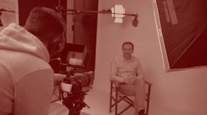 Photo d'une interview avec un filtre rouge