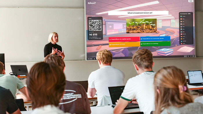 Visuel d'une enseignante qui utilise Kahoot! Edu devant une classe d'élèves. Visuel d'une enseignante qui utilise Kahoot! Edu devant une classe d'élèves.